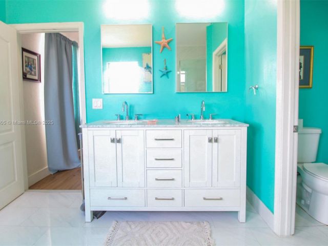 Продажа дома по адресу 1156 NE 37th Pl - фото 6036561