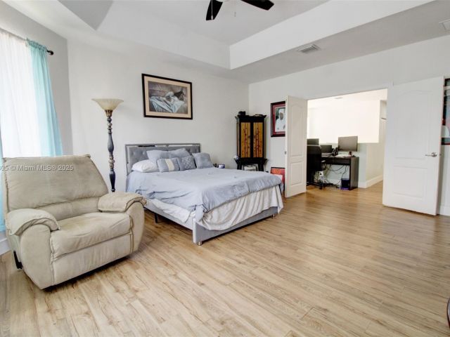 Продажа дома по адресу 1156 NE 37th Pl - фото 6036563