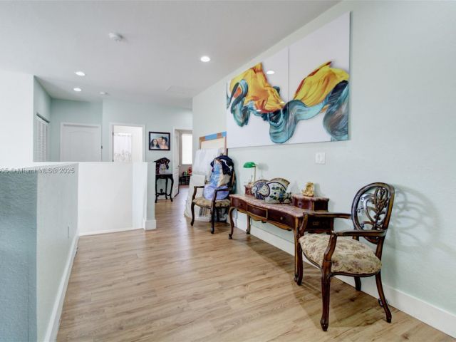 Продажа дома по адресу 1156 NE 37th Pl - фото 6036565