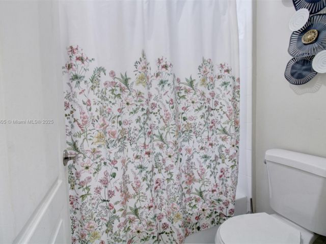 Продажа дома по адресу 1156 NE 37th Pl - фото 6036569