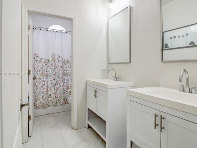 Продажа дома по адресу 1156 NE 37th Pl - фото 6036570