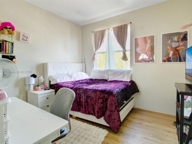 Продажа дома по адресу 1156 NE 37th Pl - фото 6036571