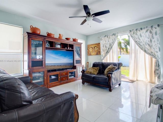 Продажа дома по адресу 1156 NE 37th Pl - фото 6036573