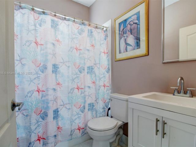 Продажа дома по адресу 1156 NE 37th Pl - фото 6036575