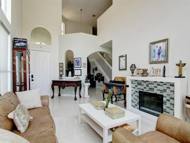 Продажа дома по адресу 1156 NE 37th Pl - фото 6036577