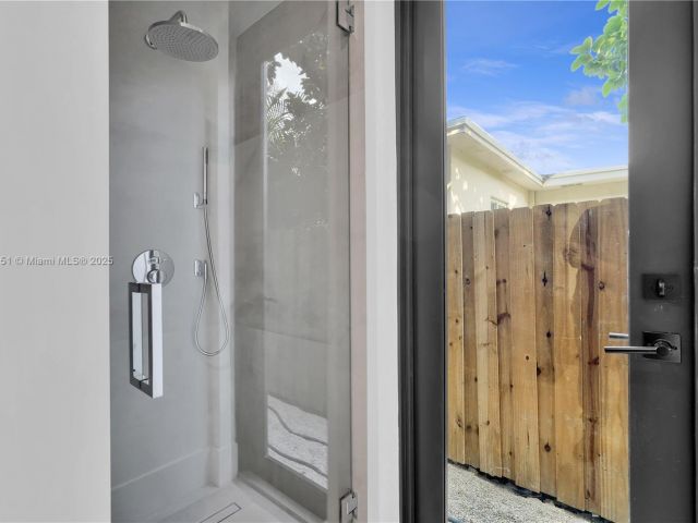 Продажа дома по адресу 30 NE 50th St - фото 5987260