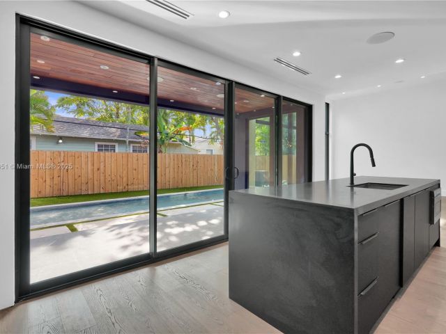 Продажа дома по адресу 30 NE 50th St - фото 5987267