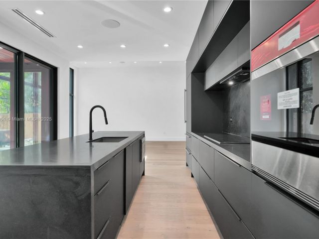 Продажа дома по адресу 30 NE 50th St - фото 5987268