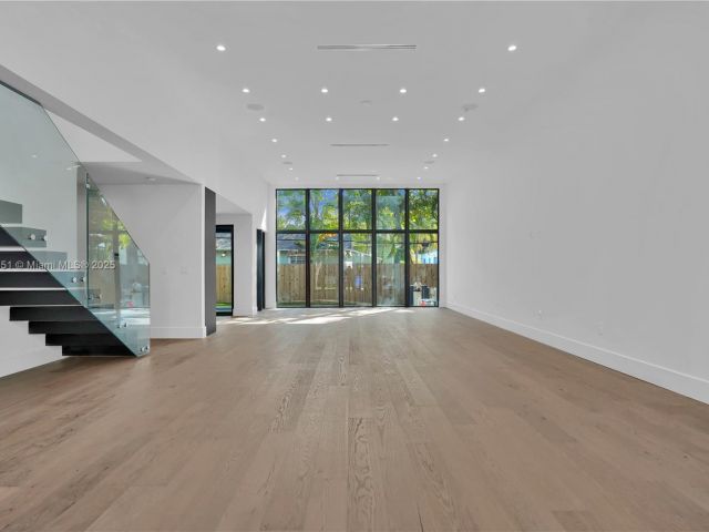 Продажа дома по адресу 30 NE 50th St - фото 5987273