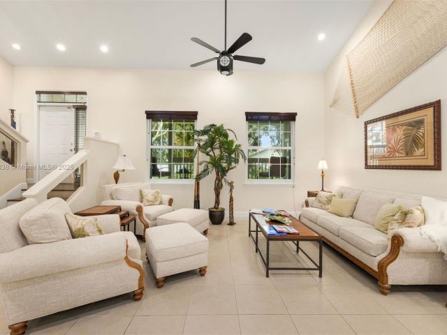 Продажа дома по адресу 14612 SW 153rd Ct - фото 5990201