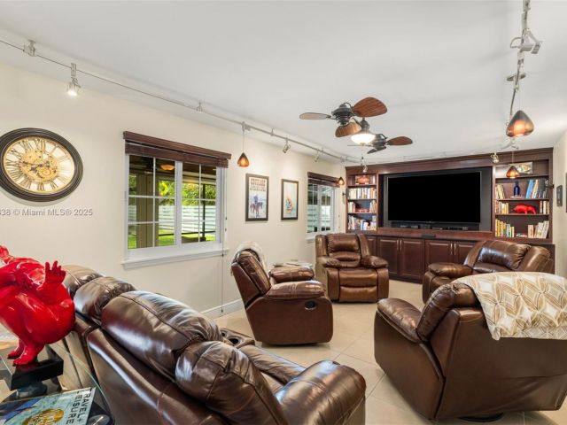 Продажа дома по адресу 14612 SW 153rd Ct - фото 5990211