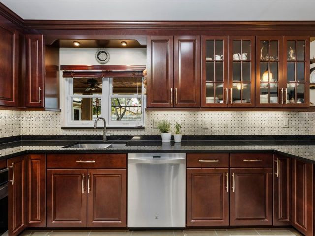 Продажа дома по адресу 14612 SW 153rd Ct - фото 5990212