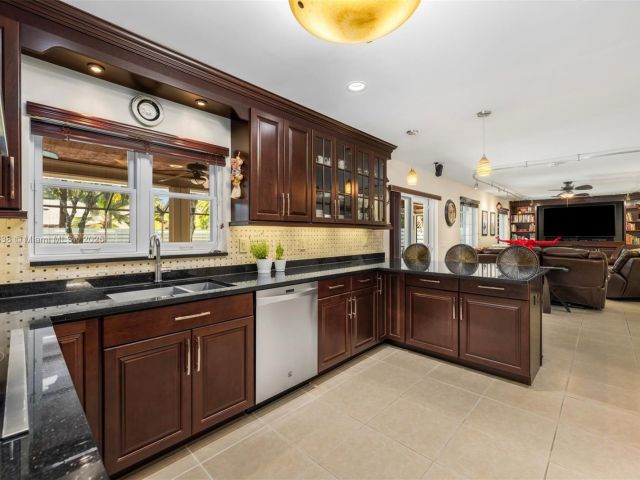 Продажа дома по адресу 14612 SW 153rd Ct - фото 5990213