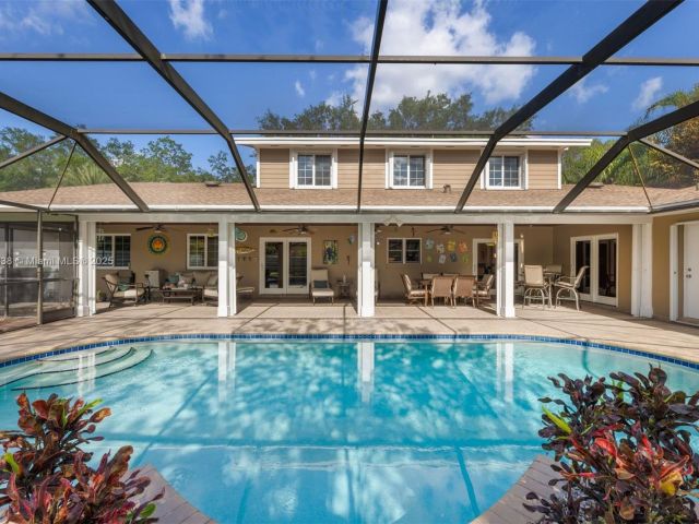 Продажа дома по адресу 14612 SW 153rd Ct - фото 5990216