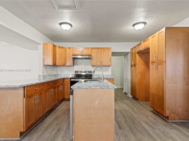 Продажа дома по адресу 3121 NE 13th Ave - фото 5988549