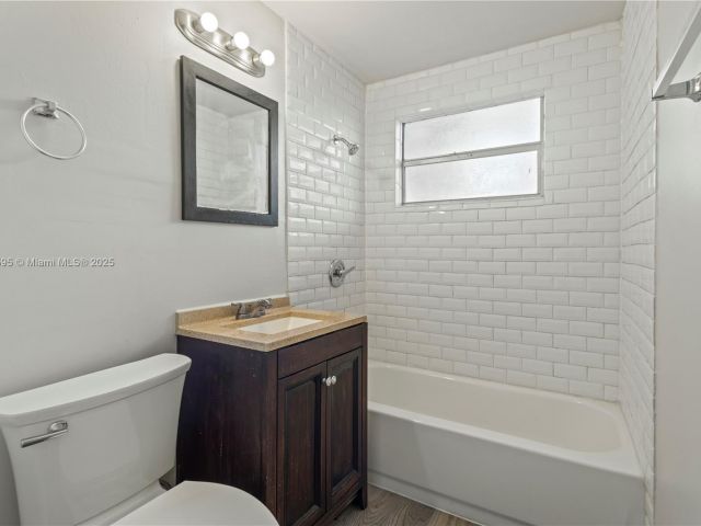 Продажа дома по адресу 3121 NE 13th Ave - фото 5988555