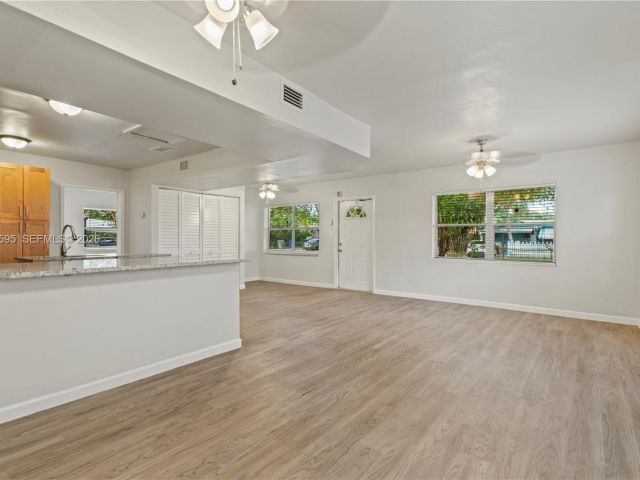 Продажа дома по адресу 3121 NE 13th Ave - фото 7436138