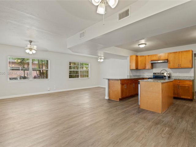 Продажа дома по адресу 3121 NE 13th Ave - фото 7436140