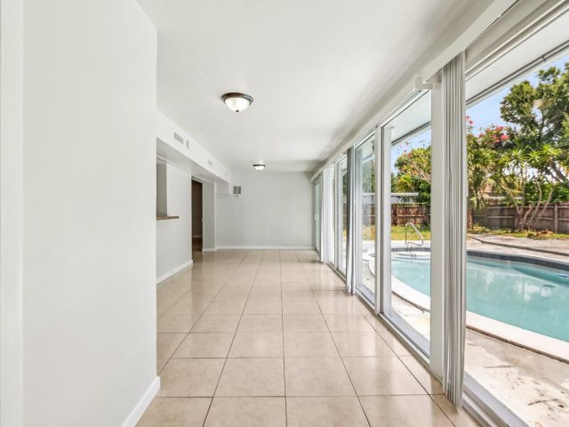 Продажа дома по адресу 334 NW 12th Ave - фото 5995296