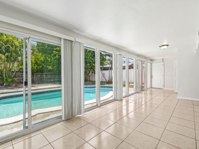 Продажа дома по адресу 334 NW 12th Ave - фото 5995298