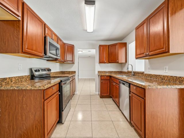 Продажа дома по адресу 334 NW 12th Ave - фото 5995301