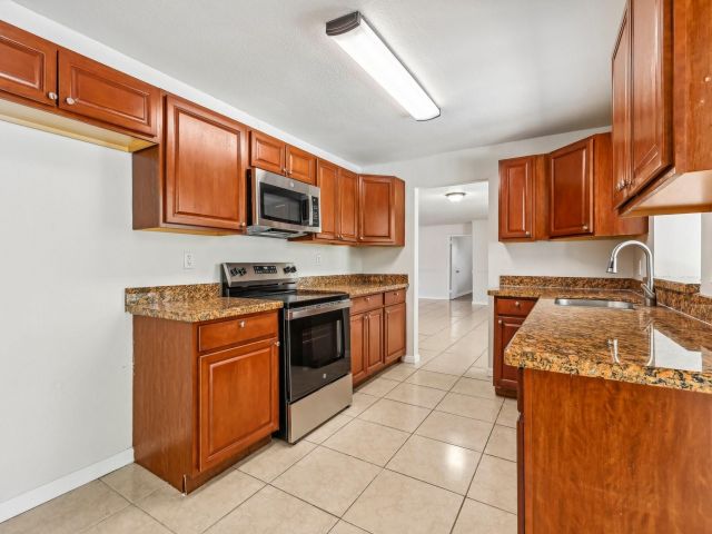 Продажа дома по адресу 334 NW 12th Ave - фото 5995302