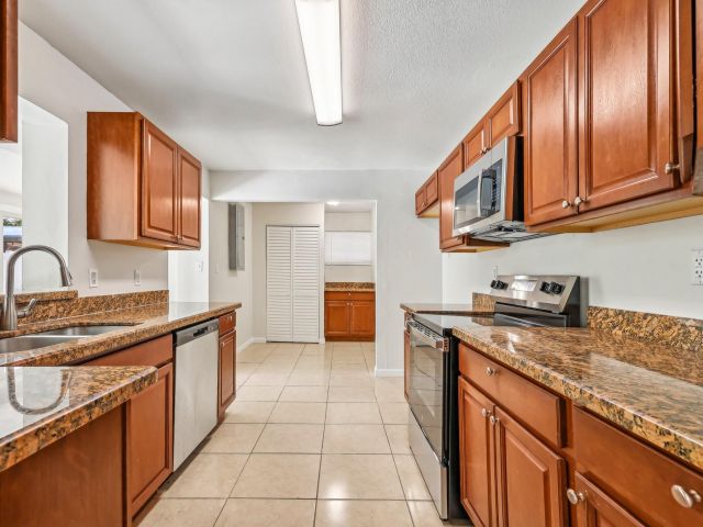 Продажа дома по адресу 334 NW 12th Ave - фото 5995304