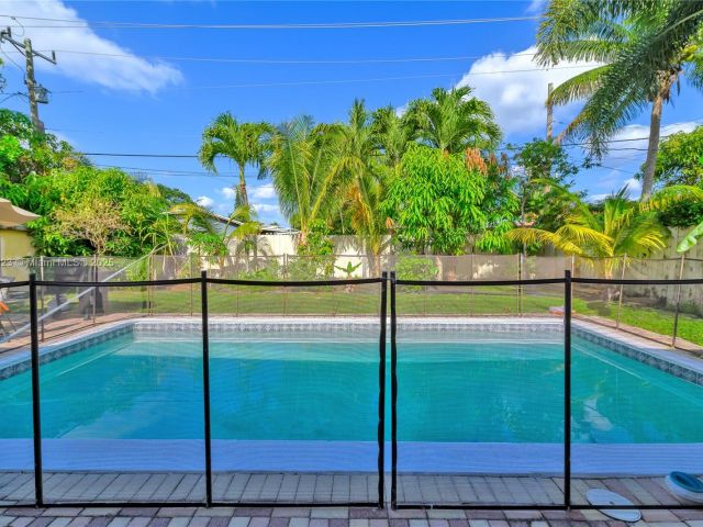 Продажа дома по адресу 1480 SW 5th Ave - фото 6061172