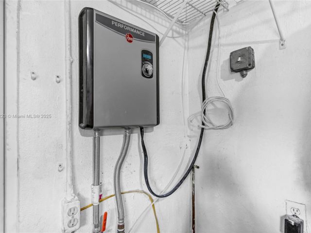 Продажа дома по адресу 1480 SW 5th Ave - фото 6061173