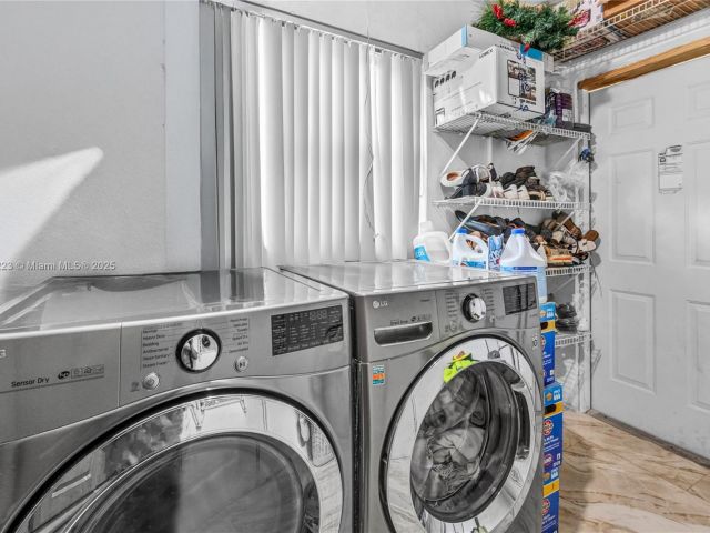 Продажа дома по адресу 1480 SW 5th Ave - фото 6061174