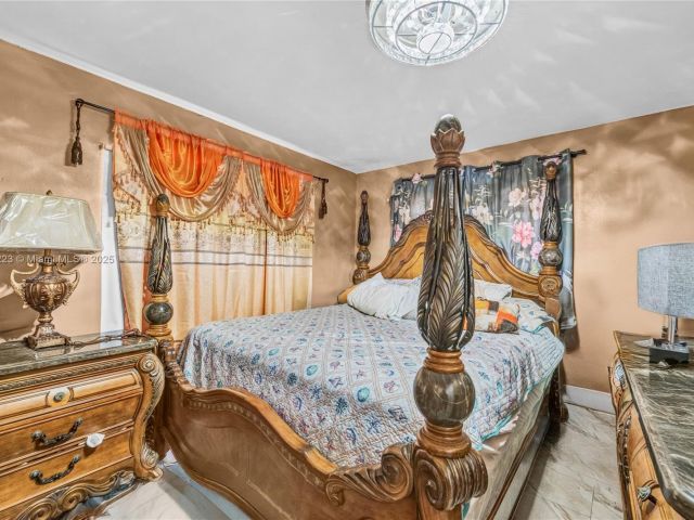 Продажа дома по адресу 1480 SW 5th Ave - фото 6061175