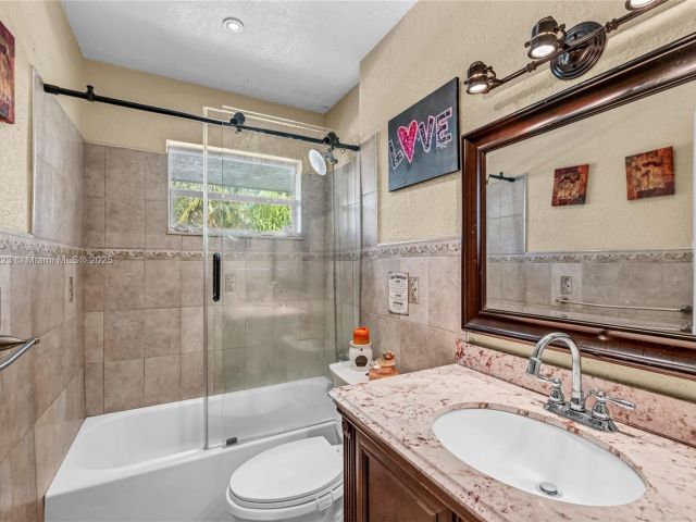 Продажа дома по адресу 1480 SW 5th Ave - фото 6061176