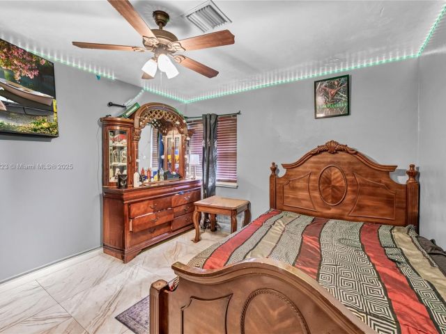 Продажа дома по адресу 1480 SW 5th Ave - фото 6061178