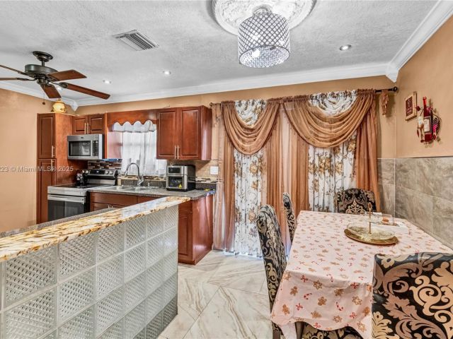 Продажа дома по адресу 1480 SW 5th Ave - фото 6061181