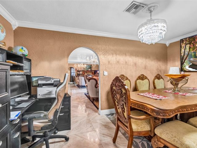 Продажа дома по адресу 1480 SW 5th Ave - фото 6061182