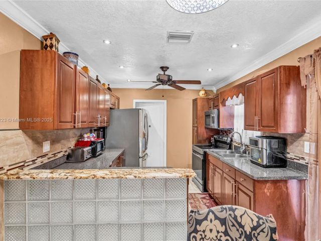 Продажа дома по адресу 1480 SW 5th Ave - фото 6061183