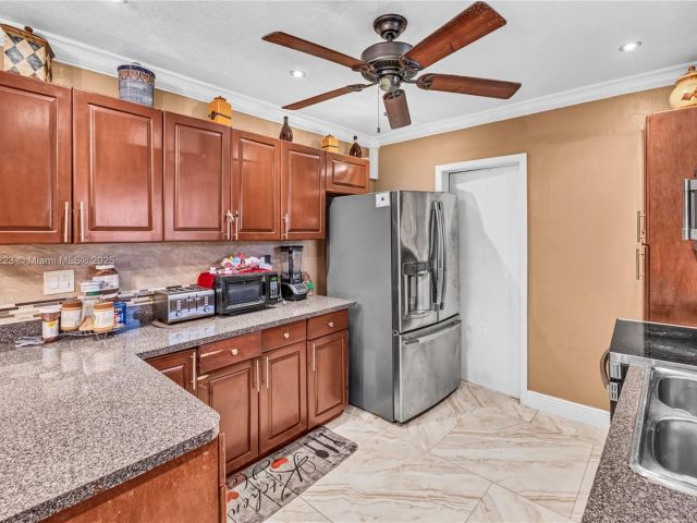 Продажа дома по адресу 1480 SW 5th Ave - фото 6061184