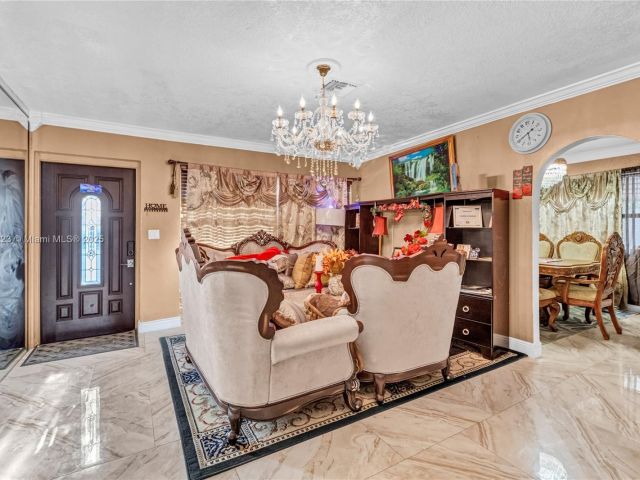 Продажа дома по адресу 1480 SW 5th Ave - фото 6061187