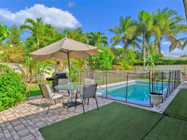 Продажа дома по адресу 1480 SW 5th Ave - фото 6061189