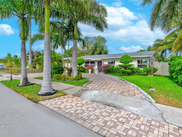 Продажа дома по адресу 1480 SW 5th Ave - фото 6061191