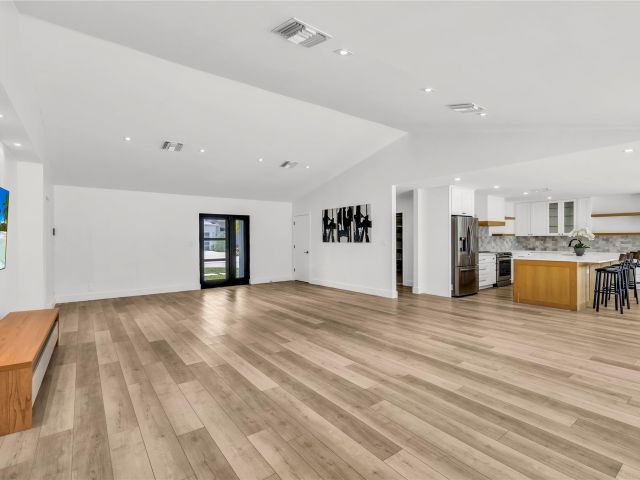 Продажа дома по адресу 832 Appleby St - фото 6017975