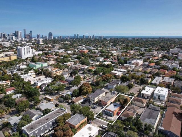 Продажа дома по адресу 1436 SW 3rd St - фото 6000978