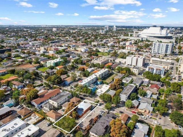 Продажа дома по адресу 1436 SW 3rd St - фото 6000981