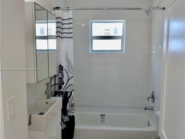 Продажа дома по адресу 1436 SW 3rd St - фото 6000982