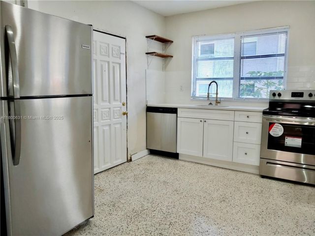 Продажа дома по адресу 1436 SW 3rd St - фото 6000985