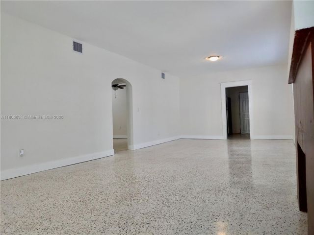 Продажа дома по адресу 1436 SW 3rd St - фото 6000986