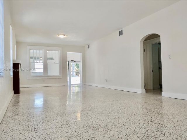 Продажа дома по адресу 1436 SW 3rd St - фото 6000987