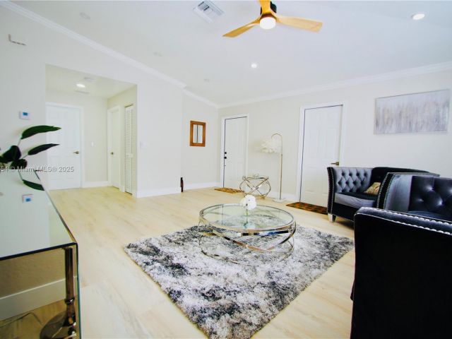 Дом в аренду по адресу 244 NW 6th Ave 244 - фото 5998126