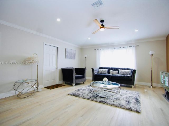 Дом в аренду по адресу 244 NW 6th Ave 244 - фото 5998127