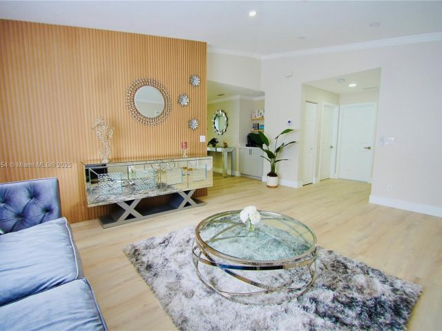 Дом в аренду по адресу 244 NW 6th Ave 244 - фото 5998128